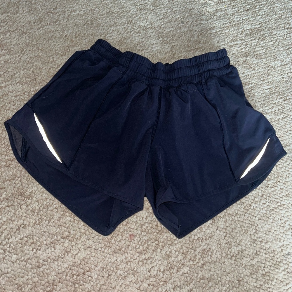 lululemon true navy blue hotty hot shorts sz 4, 4 inch